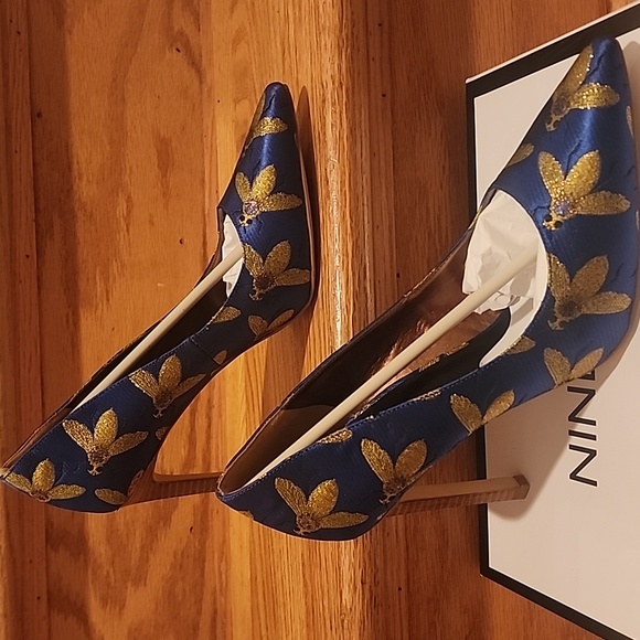 New In Box Nine West "NW Tatiana" Blue Gold Bee Pumps 9.5 - Picture 4 of 11